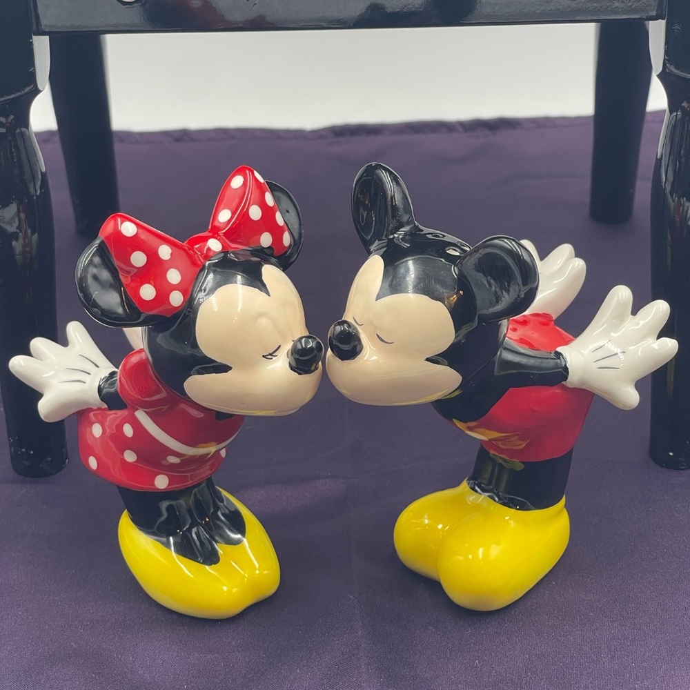 Disney: Kissing Mickey Mouse & Minnie Mouse Ceramic Salt & Pepper Shakers
